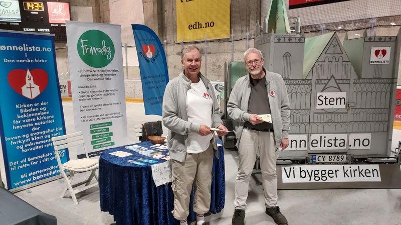 Jo Hedberg (til venstre) og Ove Berrefjord på stand under Tønsbergmessa.