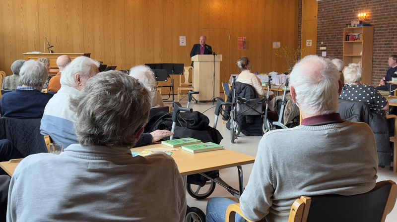 Biskop Jan Otto taler på eldretreff i Åssiden.