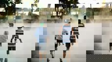 To unge menn går inn i tåken. Bildet er fra vår egen tid, men kan minne om de to Emmausvandrerene som fikk gå noen skritt med den oppstandne Jesus for over 2000 år siden.