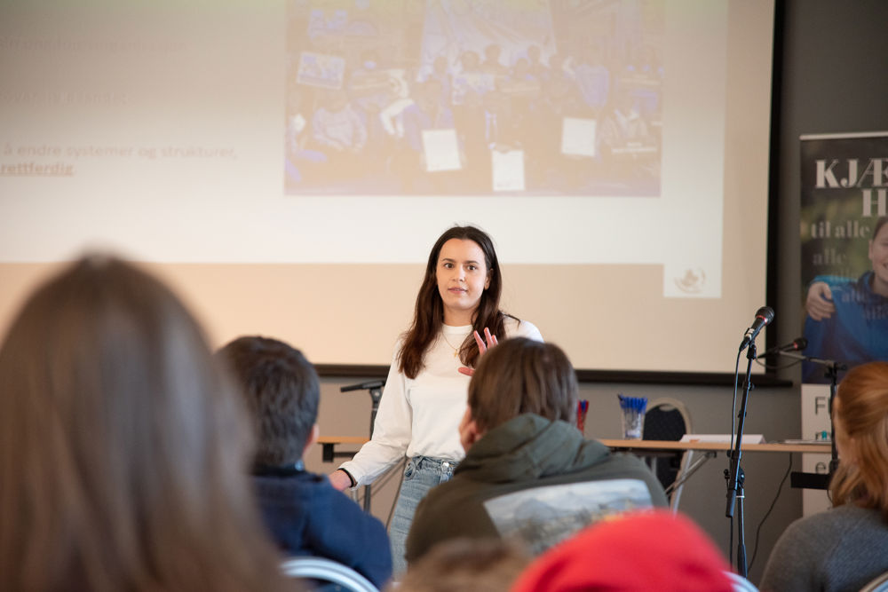 Daniela Visekruna er daglig leder i Changemaker og forteller engasjert om organisasjonens arbeid og unges mulighet til å utgjøre en forskjell i verden.