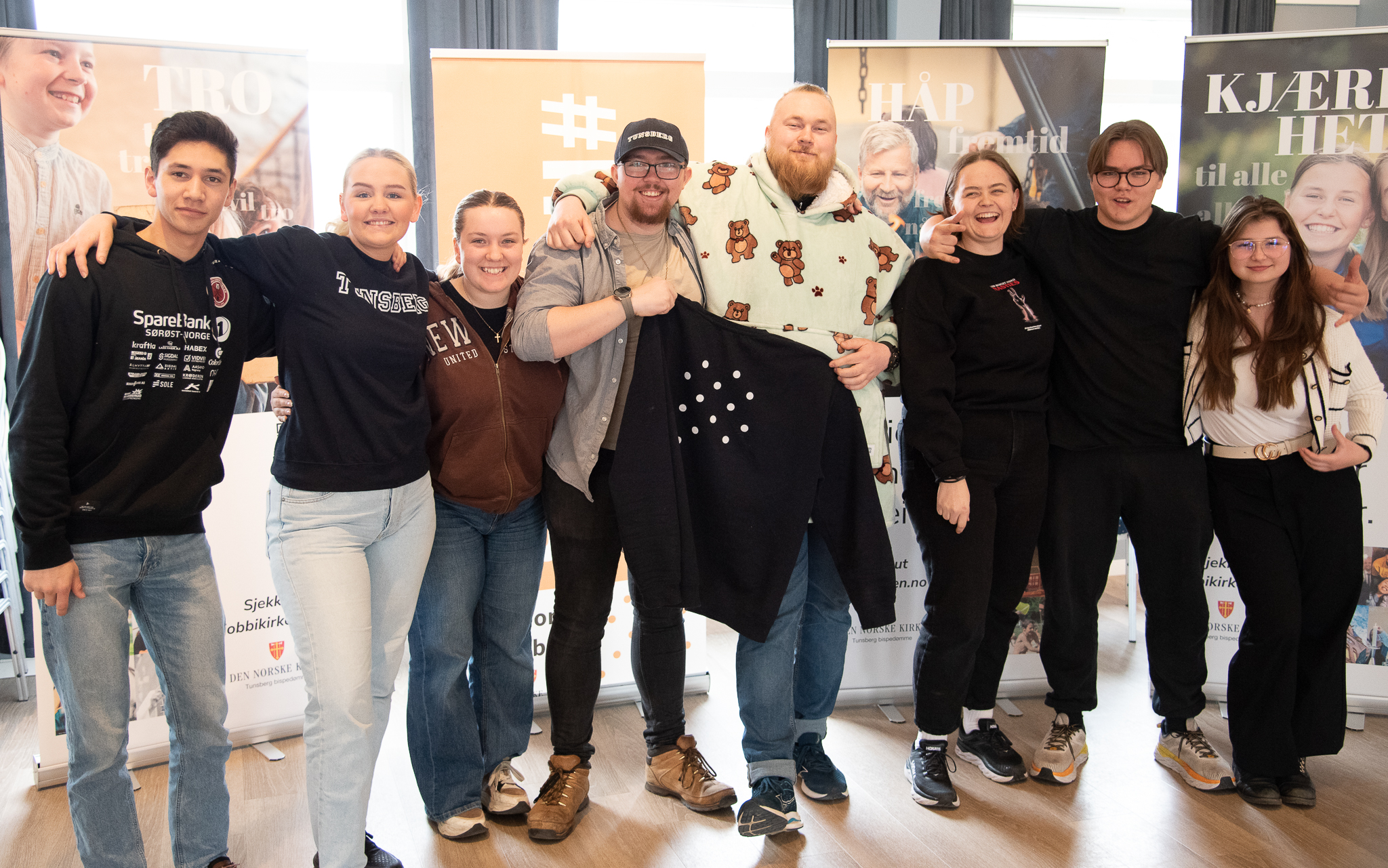 Ungdommens bispedømmeråd i Tunsberg 2023-24. Fra venstre: Keno Fuhrmann, Frida Adeleide Hestnes, Bleona Johannessen, Sebastian Kaldtoft, Robin Christopher Solbakken, Marianne Borgersen, Christian-Frederik Kopperud og Sarah Holme.