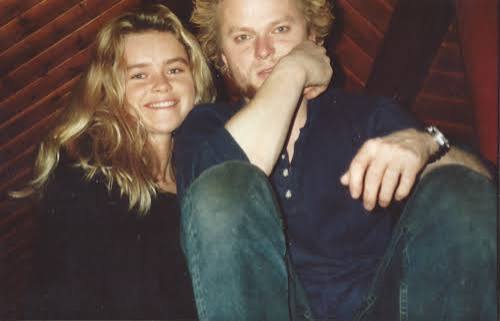 Anette Ostrø sammen med broren Hans Christian Ostrø som ble drept i Kashmir i 1995. Nå har hun laget en dokumentar om livet hans. Foto: Privat