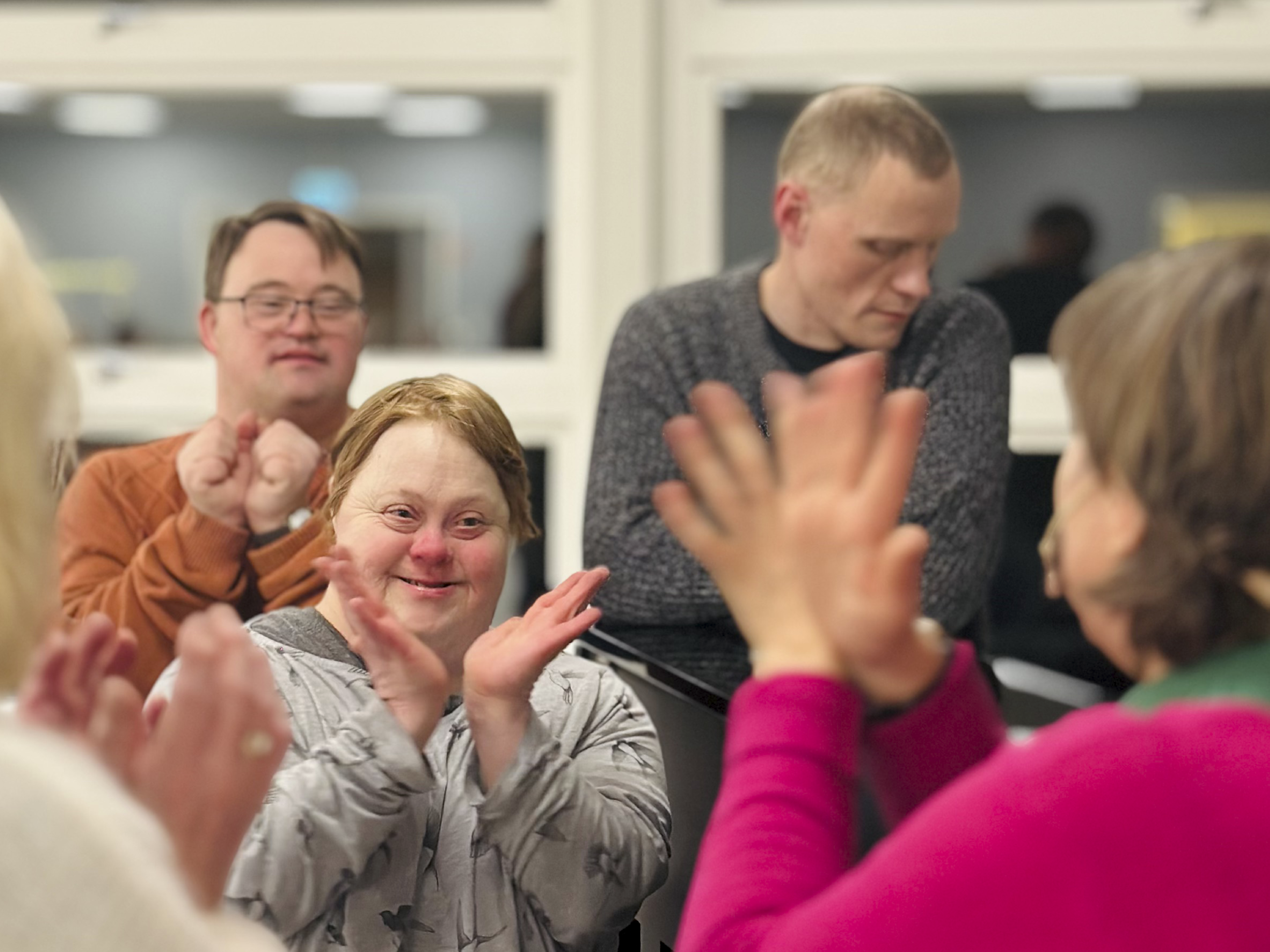 Espen Djupvik (f.v.), Gry Flata og Morten Rustbakken trives i fellesskapet. Foto: Torill Landaasen