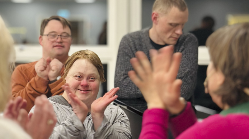 Espen Djupvik (f.v.), Gry Flata og Morten Rustbakken trives i fellesskapet. Foto: Torill Landaasen