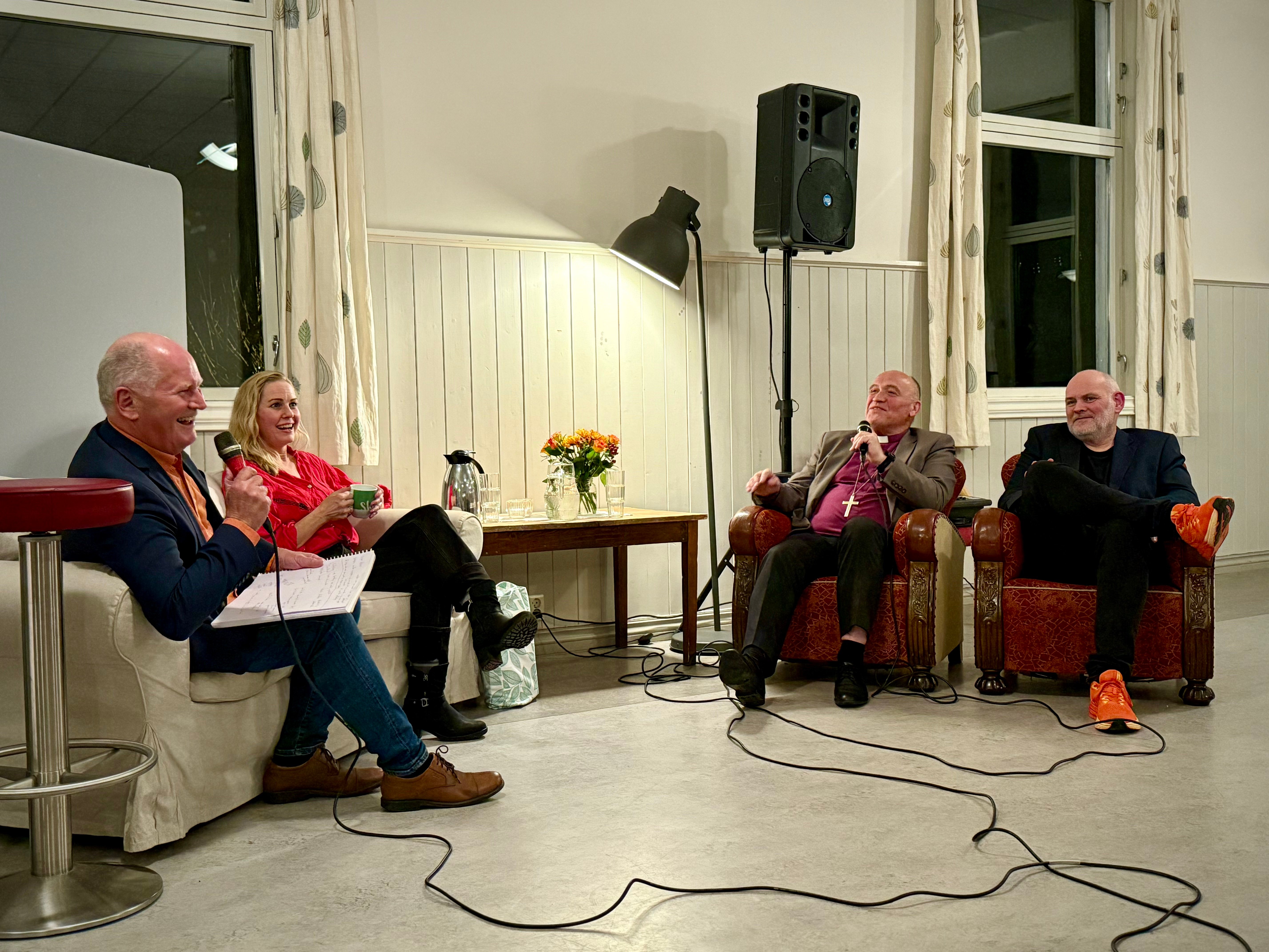 Pål Syse, menighetsrådsleder på Hvasser (t.v.), ledet artist og gründer Venke Knutson, biskop Jan Otto Myrseth og diakon Rune Jæger-Lian i samtale om inkludering på kveldens Fredtunfest. Venke startet kvelden med et innlegg om sitt initiativ Skravlekopp – en folkebevegelse for raushet, inkludering og flere menneskemøter.  