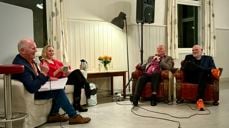 Pål Syse, menighetsrådsleder på Hvasser (t.v.), ledet artist og gründer Venke Knutson, biskop Jan Otto Myrseth og diakon Rune Jæger-Lian i samtale om inkludering på kveldens Fredtunfest. Venke startet kvelden med et innlegg om sitt initiativ Skravlekopp – en folkebevegelse for raushet, inkludering og flere menneskemøter.