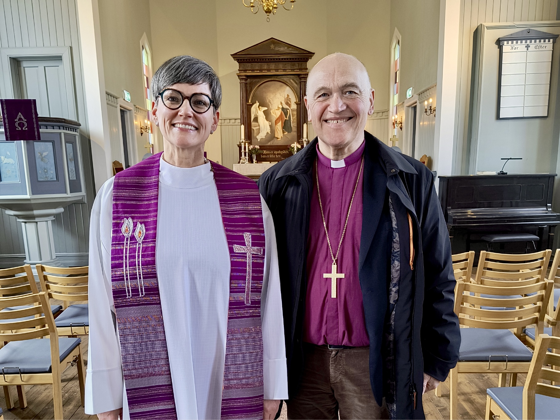 Sokneprest i Lena Rós Matthíasdóttir og biskop Jan Otto Myrseth samarbeidet godt om visitasen sammen med kirkeverge i Jevnaker Helle Keiseraas og prost i Ringerike Kristoffer Lønning Tørressen. Foto: Roar Olsen