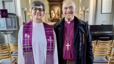 Sokneprest i Lena Rós Matthíasdóttir og biskop Jan Otto Myrseth samarbeidet godt om visitasen sammen med kirkeverge i Jevnaker Helle Keiseraas og prost i Ringerike Kristoffer Lønning Tørressen. Foto: Roar Olsen