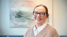 Kari Elisabeth Haug har stilt ut kunsten sin på flere kontinenter – nå også på Tunsberg bispedømmekontor. Foto: Torill Landaasen