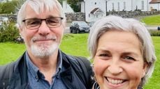 Knut Edvard Larsen og Mari Braut reiser bispedømmet rundt for å holde oppfølgingskurs i Kirka vår. Her er de utenfor Botne kirke. Står ikke din menighet eller fellesråd på turné-lista, ta kontakt!