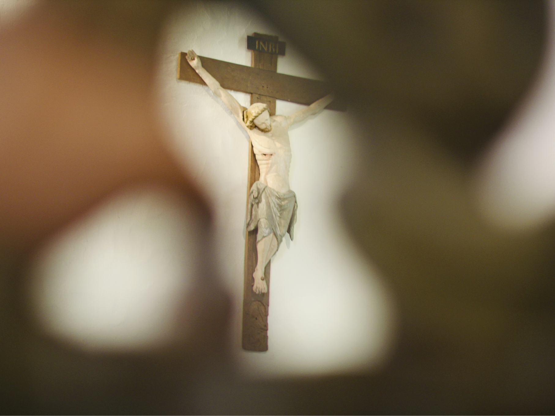 Gjennom sprekkene kommer lyset inn. Foto: Torill Landaasen. Bildet er tatt i Tjøme kirke