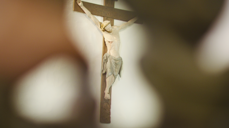 Gjennom sprekkene kommer lyset inn. Foto: Torill Landaasen. Bildet er tatt i Tjøme kirke