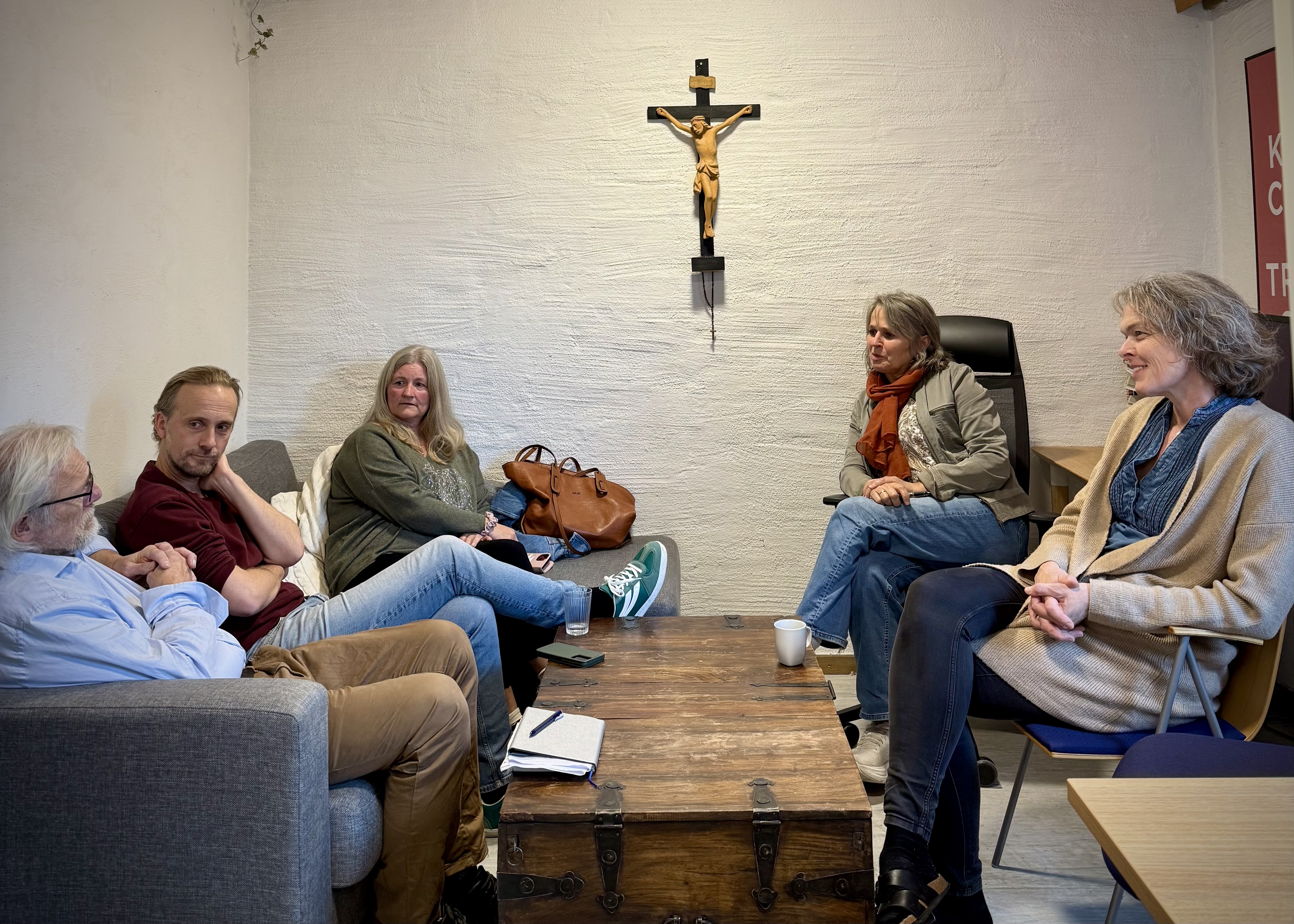 Det ble samtaler i faggrupper, her med diakonene. Fra venstre: Ove Henning Berrefjord, Håkon Audun Sveen, Mari Løchen, Astri Olga Tretterud, rådgiver for diakoni og samfunn ved bispedømmekontoret, og Jorunn Abrahamsen.