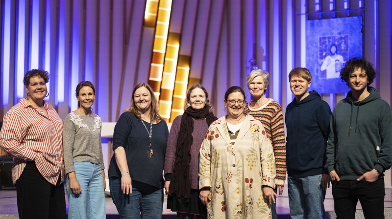 Ringerike jobber sammen. Sokneprest Stine Kiil Saga (f.v.), kapellan Marie Ruud, menighetspedagog Mari Kristoffersen, kantor Corinna Stam, kapellan Frøydis Haug, sokneprest Marie Lyngseth, sokneprest Pål Asle Djupvik og sokneprest Eike Ziller-Off. Foto: Maria Saxegaard