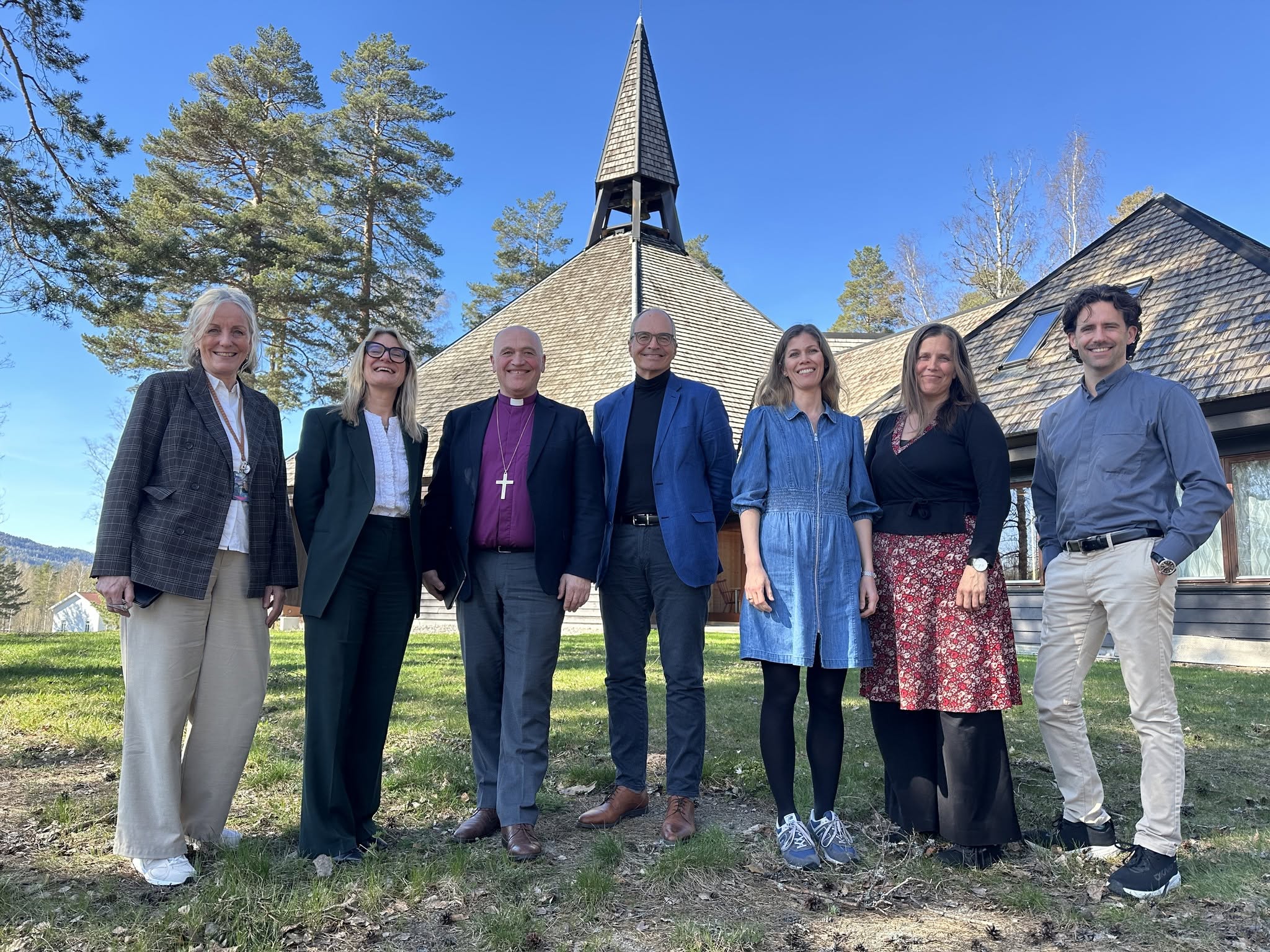 Utenfor Olavskirken ved Modum Bad: leder ved Institutt for Sjelesorg, Marit Endresen (fra venstre), konstituert direktør KariAnne Vrabel, biskop Jan Otto Myrseth, kirkefagsjef Michael Onsrud, utdanningsprest Randi Abelsen Woldseth og sykehusprestene Karoline Astrup og Anders Heskestad Mikalsen. Foto: Unni Tobiassen Lie