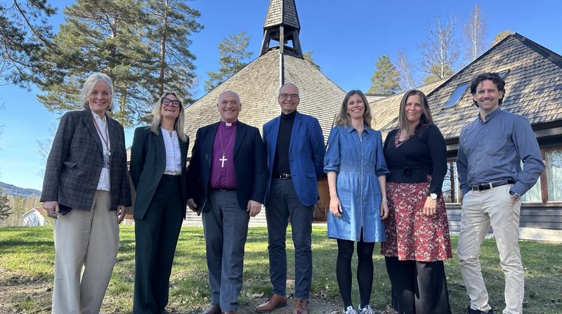 Utenfor Olavskirken ved Modum Bad: leder ved Institutt for Sjelesorg, Marit Endresen (fra venstre), konstituert direktør KariAnne Vrabel, biskop Jan Otto Myrseth, kirkefagsjef Michael Onsrud, utdanningsprest Randi Abelsen Woldseth og sykehusprestene Karoline Astrup og Anders Heskestad Mikalsen. Foto: Unni Tobiassen Lie