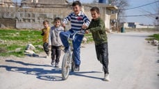 Det finnes håp! Walid Ali (11) og fetteren Hayel Kilani (13) utenfor Damaskus i Syria. Foto: Tareq Mnadili / NRC Flyktninghjelpen.