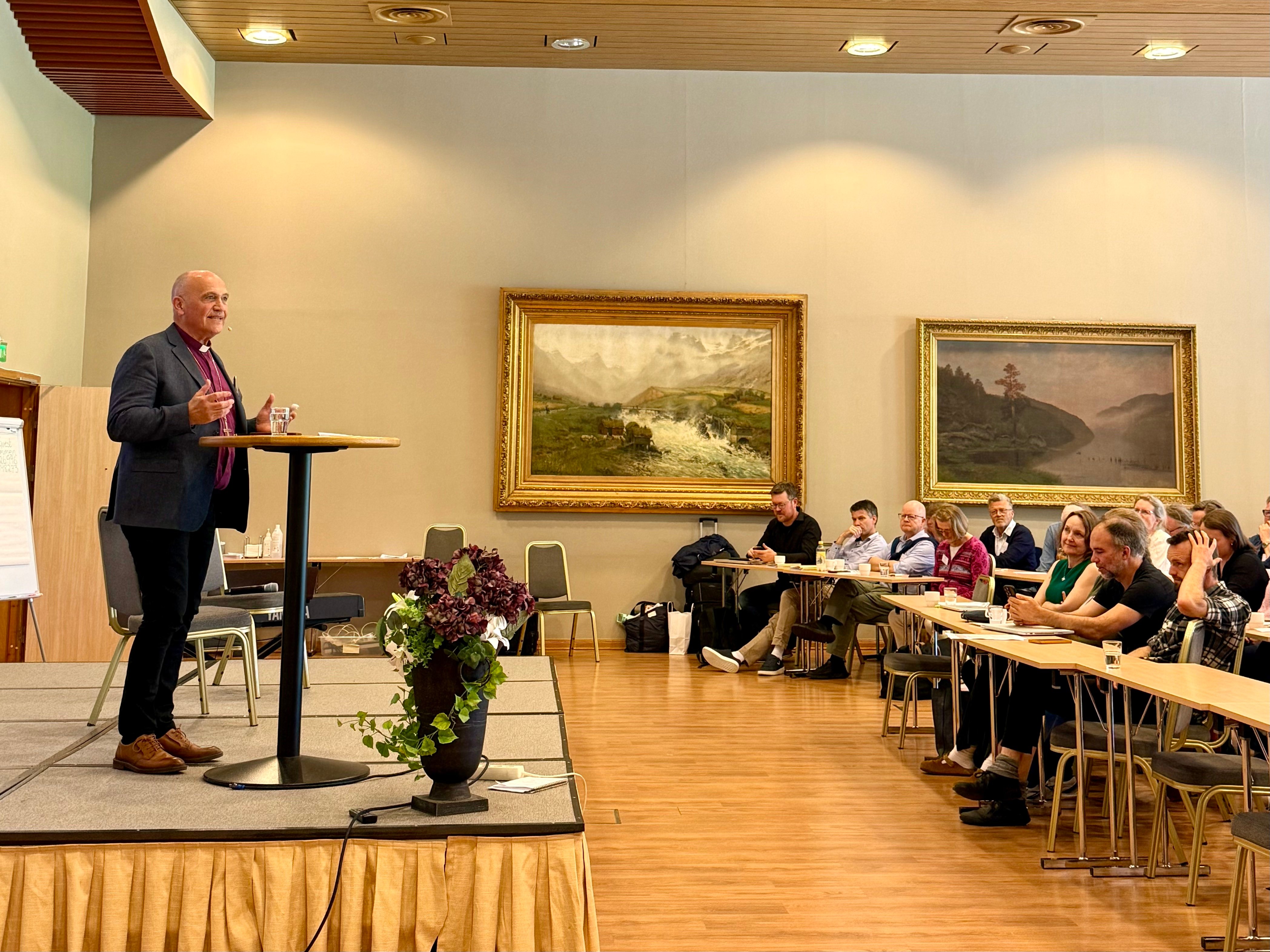 Bilskop Jan Otto Myrseth inviterte til sin siste prestesamling som biskop. – Det har vært et stort privilegium å få gjøre tjeneste i et nokså uvanlig oppdrag, som en må kunne si at bispetjenesten er – som et ganske vanlig menneske. Troen min er som de fleste andres: en blanding av tvil og håp, spørsmål og svar, usikkerhet og lengsel, sa Myrseth.