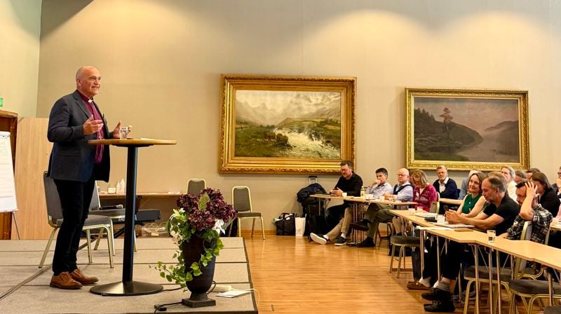 Bilskop Jan Otto Myrseth inviterte til sin siste prestesamling som biskop. – Det har vært et stort privilegium å få gjøre tjeneste i et nokså uvanlig oppdrag, som en må kunne si at bispetjenesten er – som et ganske vanlig menneske. Troen min er som de fleste andres: en blanding av tvil og håp, spørsmål og svar, usikkerhet og lengsel, sa Myrseth.