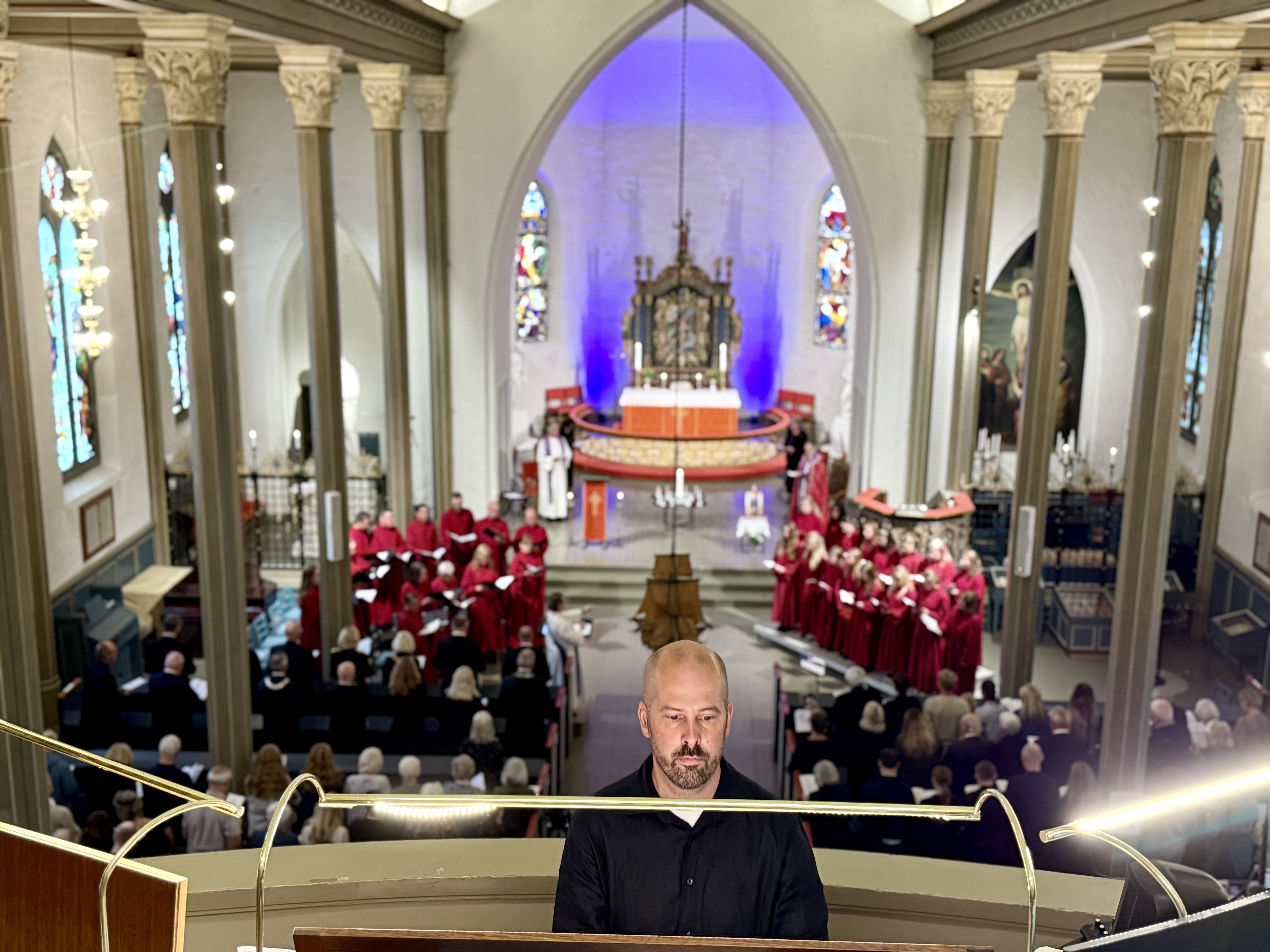 Domkantor Espen Melbø ledet en fullsatt domkirke med 520 besøkende i sang. Foto: Torill Landaasen