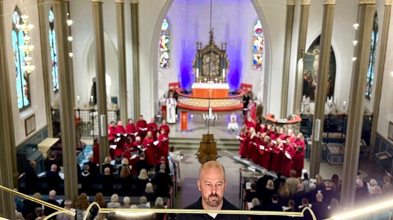 Domkantor Espen Melbø ledet en fullsatt domkirke med 520 besøkende i sang. Foto: Torill Landaasen