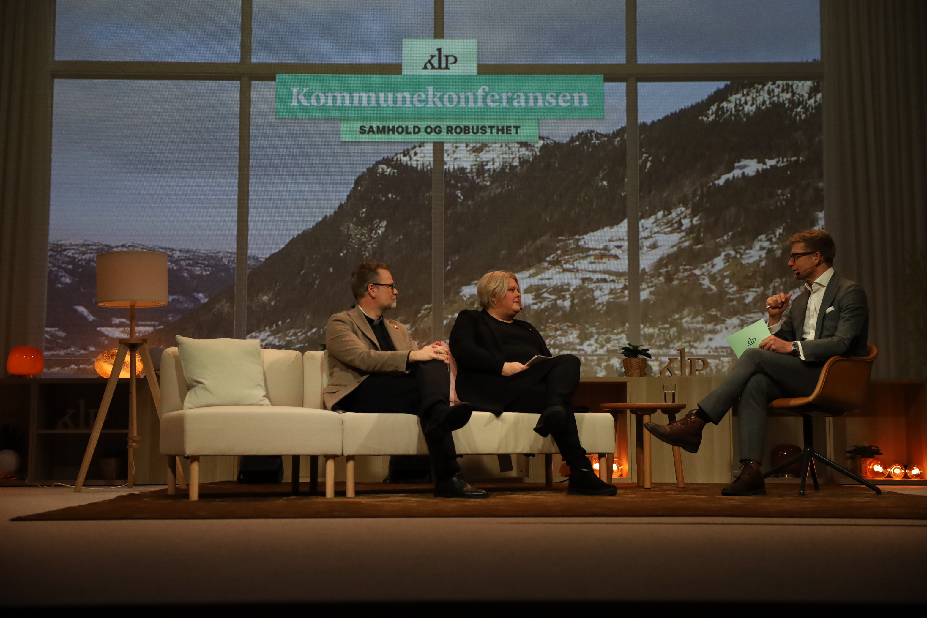 Sveinung Hansen og Solveig Vestenfor i samtale med KLPs Svein Tore Bergestuen om krisehåndtering. Foto: KLP