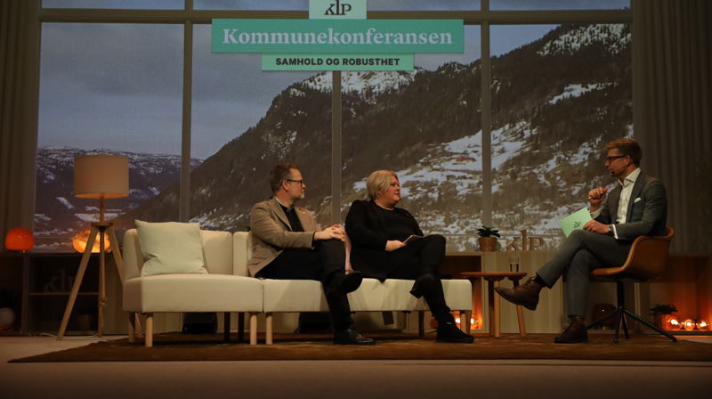 Sveinung Hansen og Solveig Vestenfor i samtale med KLPs Svein Tore Bergestuen om krisehåndtering. Foto: KLP