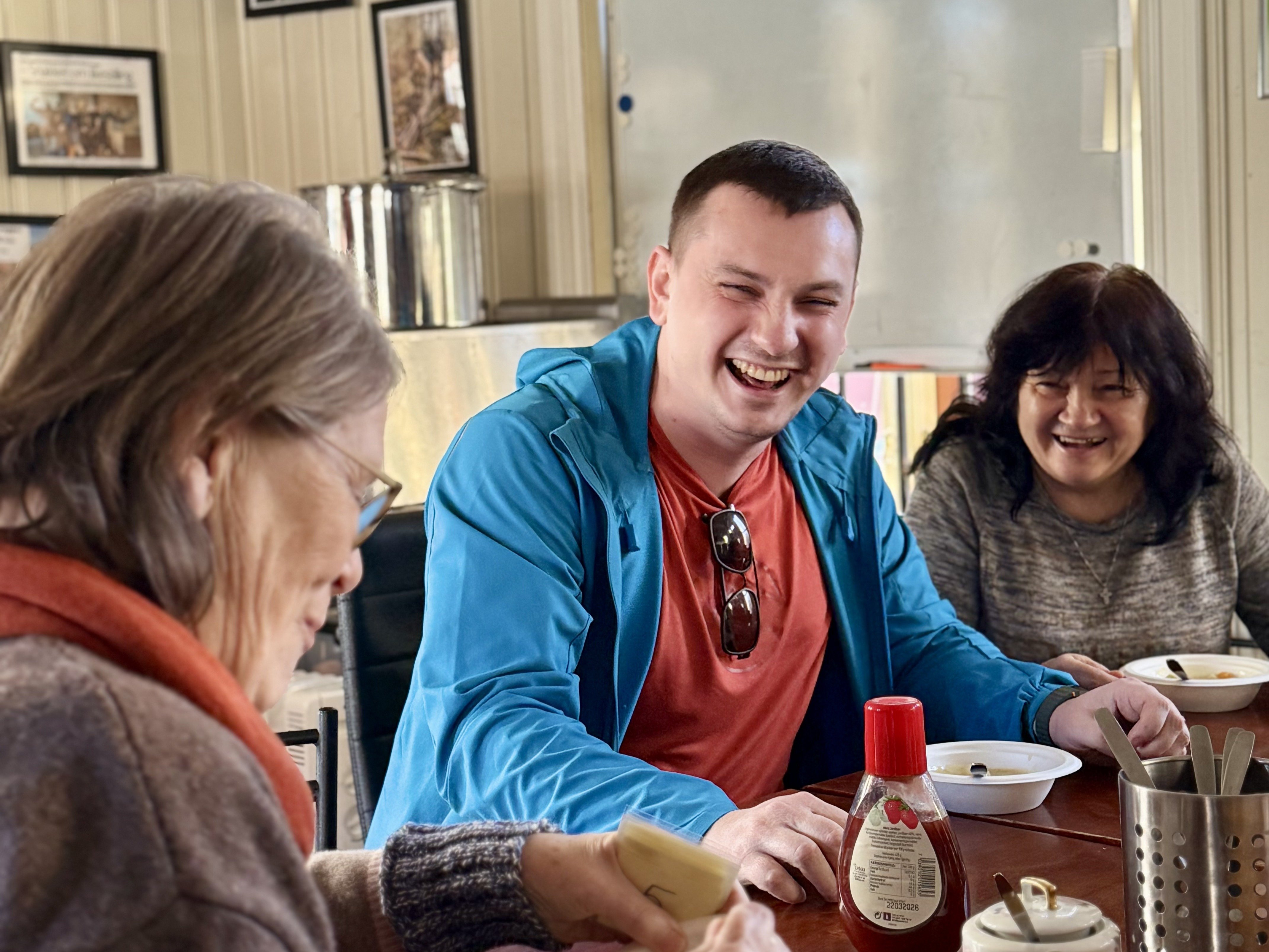 Ivan Duz jobbet som journalist i Ukraina og opplevde blant annet at foreldrenes hus ble bombet. Han mottar mathjelp fra Stasjonen og bidrar tilbake med å oversette fra ukrainsk til engelsk. Her sammen med Liudmyla Burdakova og Kari Kortnes. Foto: Torill Landaasen