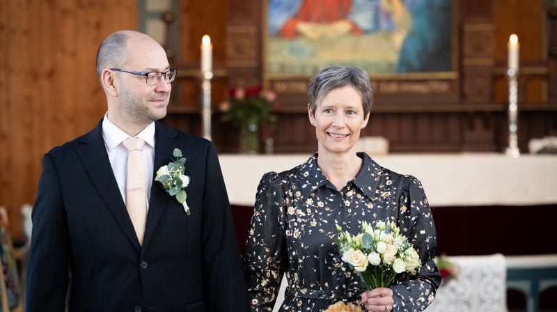 Åse Veiseth og Martin Johnsen var strålende fornøyde med drop-in-bryllup. Foto: Helene Moe Slinning