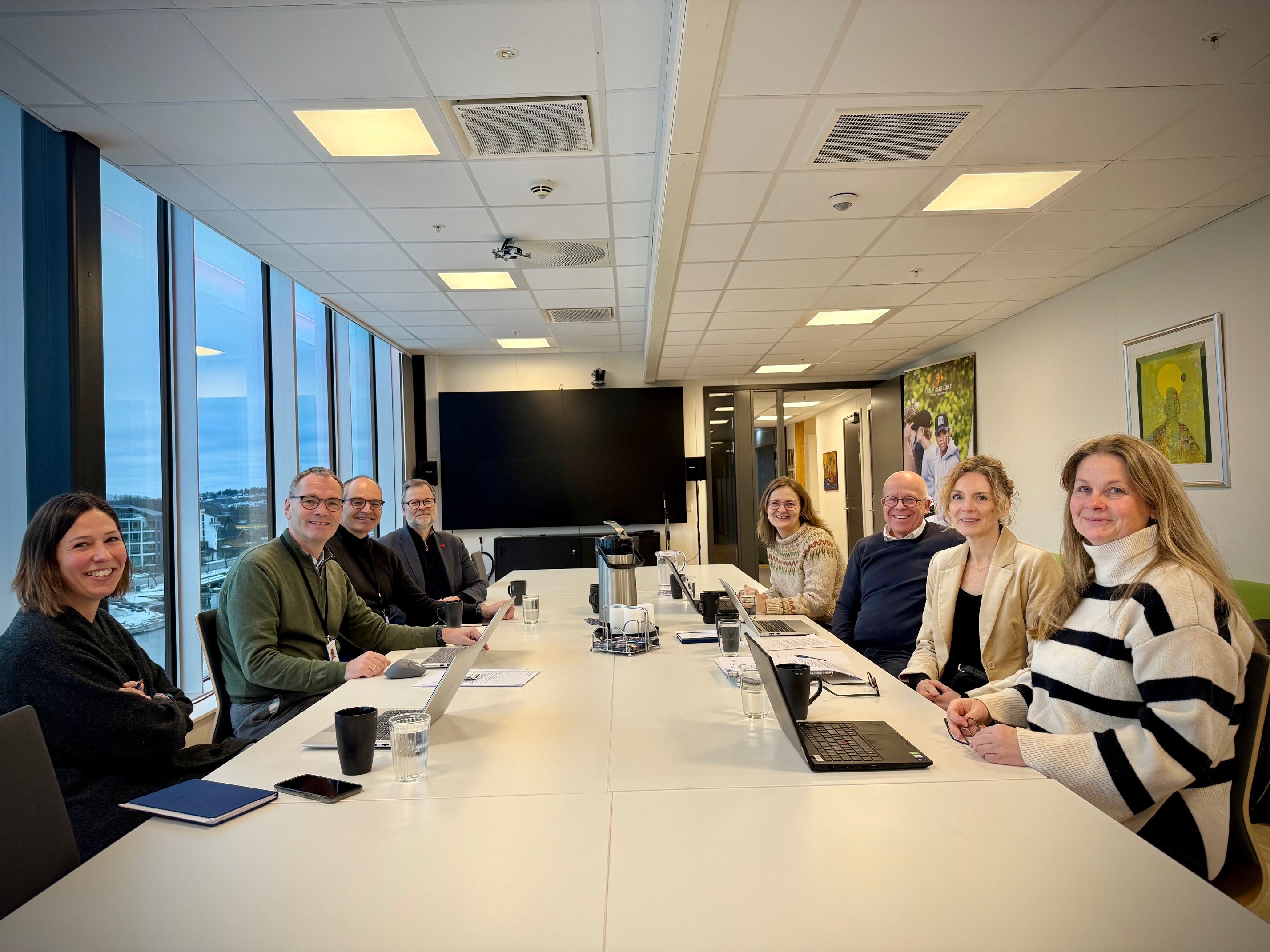 Venstre side, bispedømmekontorets representanter: Kristin Brønn (HR-leder), Eigil Morvik (stiftsdirektør), Michael Onsrud (avdelingsleder for kirke og samfunn) og Sveinung Hansen (domprost). Biskop Jan Otto Myrseth var ikke til stede denne gangen. Høyre side, styret i kirkevergelaget i Tunsberg: Julie Ulven (kirkeverge i Hole), Brooke Bakken (kirkeverge i Færder), Svein Askekjær (kirkeverge i Drammen) og Nina Brokhaug Røvang (kirkeverge i Modum).