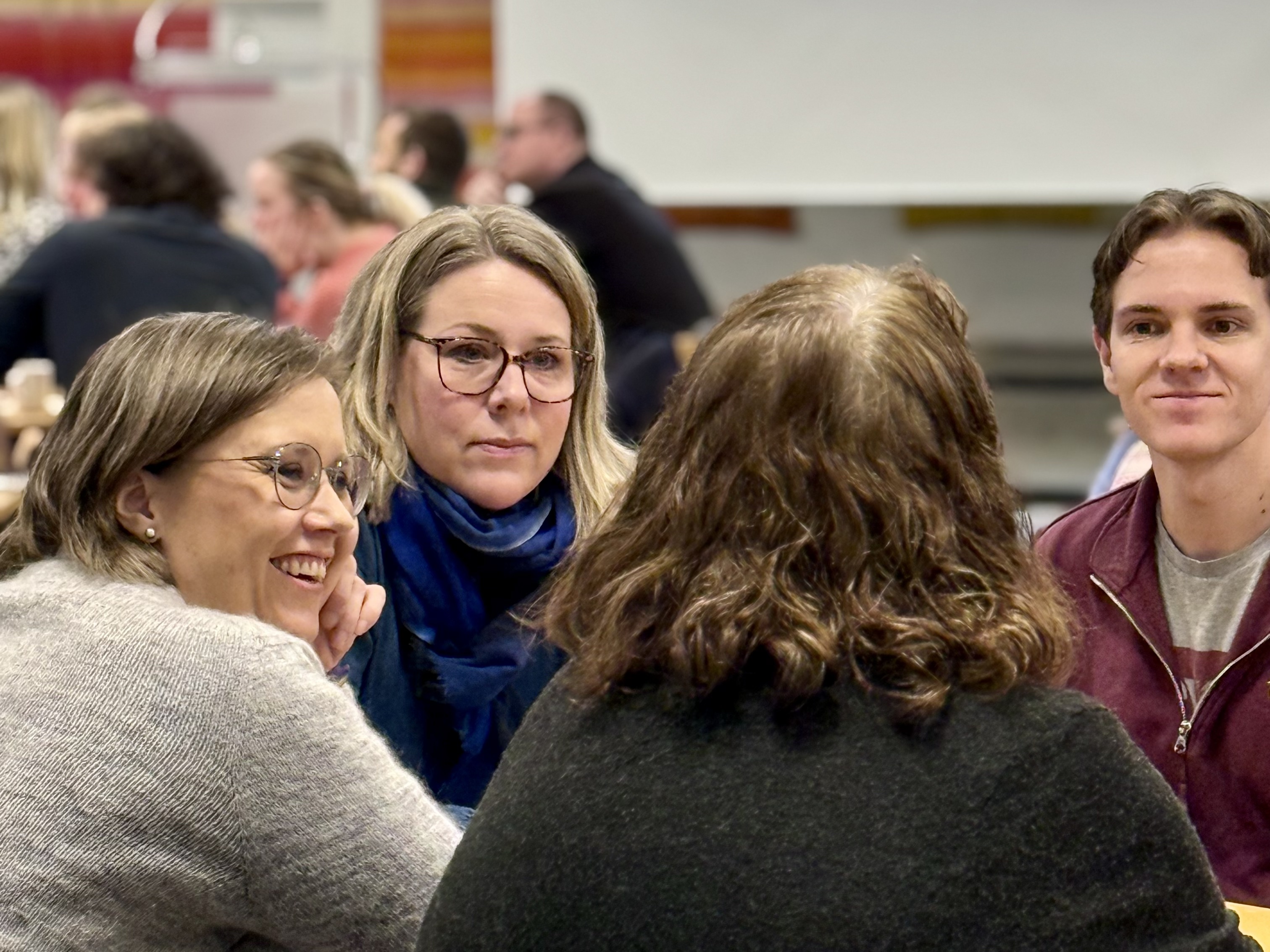 Deltakerne delte gode erfaringer i samtaler rundt bordene, ledet av prosessleder Sverre Roos Mangrud. Foto: Torill Landaasen