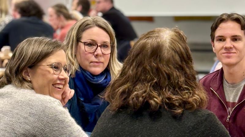 Deltakerne delte gode erfaringer i samtaler rundt bordene, ledet av prosessleder Sverre Roos Mangrud. Foto: Torill Landaasen