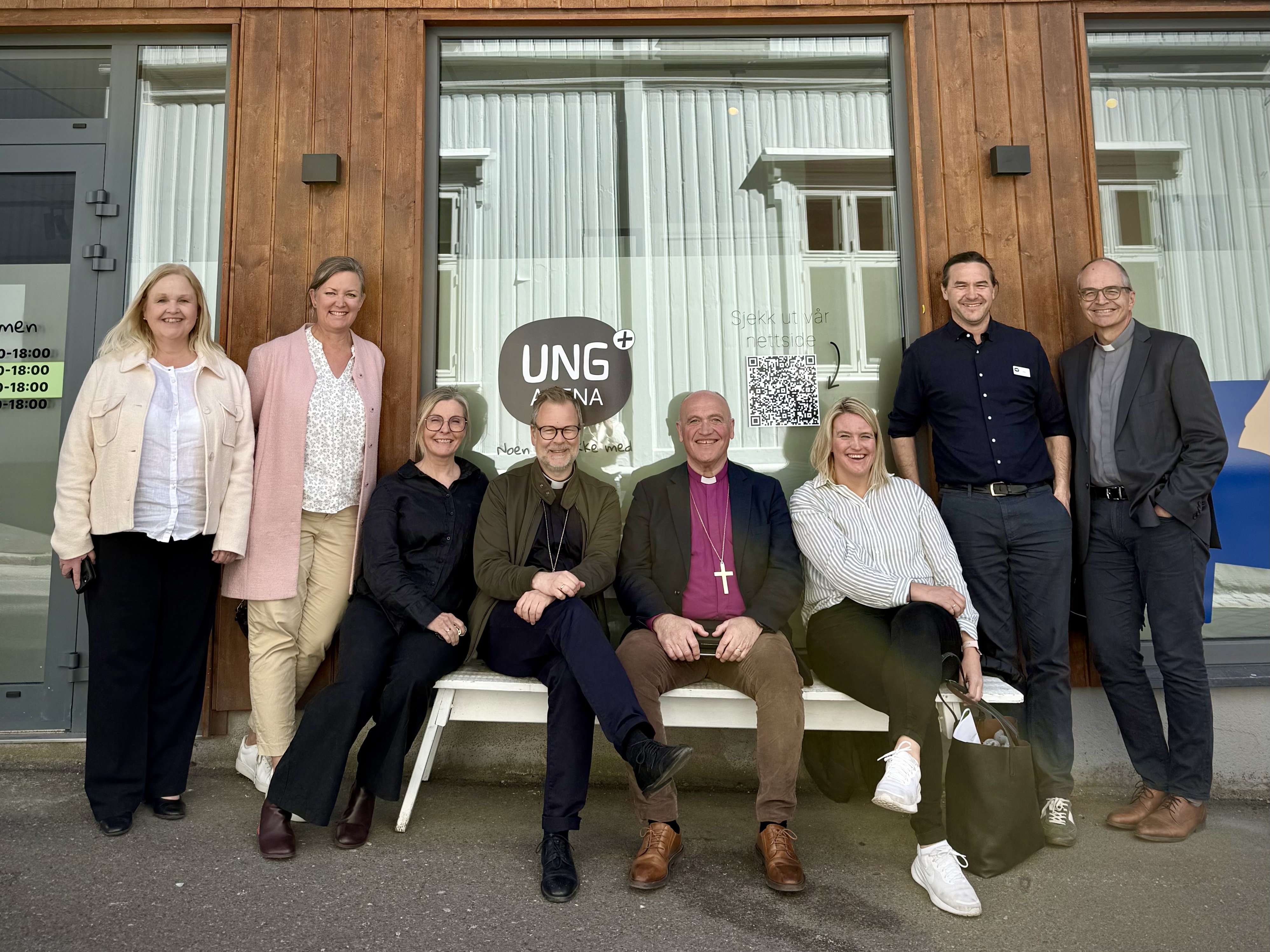 Ung Arena + er en tjeneste der Tønsberg kommune og Sykehuset i Vestfold jobber sammen for å bedre ungdommers psykiske helse. Fra venstre: Ruth Elisabeth Lien Myrvang, kirkeverge, Nina Elisabeth Reichelt, leder i menighetsrådet, Kari Seierstad, virksomhetsleder, Sveinung Hansen, domprost, Jan Otto Myrseth, biskop, Kristina Hansen-Nomme, kateket, Ole Hafell, diakon som jobber en dag i uken på Ung Arena +, og Michael Onsrud, kirkefagsjef.