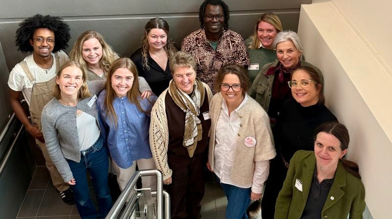 Bak fra venstre: Dina Anjara Herilanto Randrianampiantsoa (NMSU), Ingrid Øi Amlie (NLM), Jeanette Broager Meyer (Sandefjord kirkelige fellesråd), Daniel Waka (Tønsberg kirkelige fellesråd), Kristina Hansen-Nomme (Sandefjord kirkelige fellesråd) og Mari Braut (Tunsberg bispedømme). Foran fra venstre: Ingrid Thoresen (NMSU), Marie Norbakken (KRIK), Irene Solberg (Tønsberg kirkelige fellesråd), Irene Gundersen (Søndagsskolen Norge), Helene Matre Berge (KFUK/KFUM) og Cecilie Fongen Bjørnstad (KFUK/KFUM).