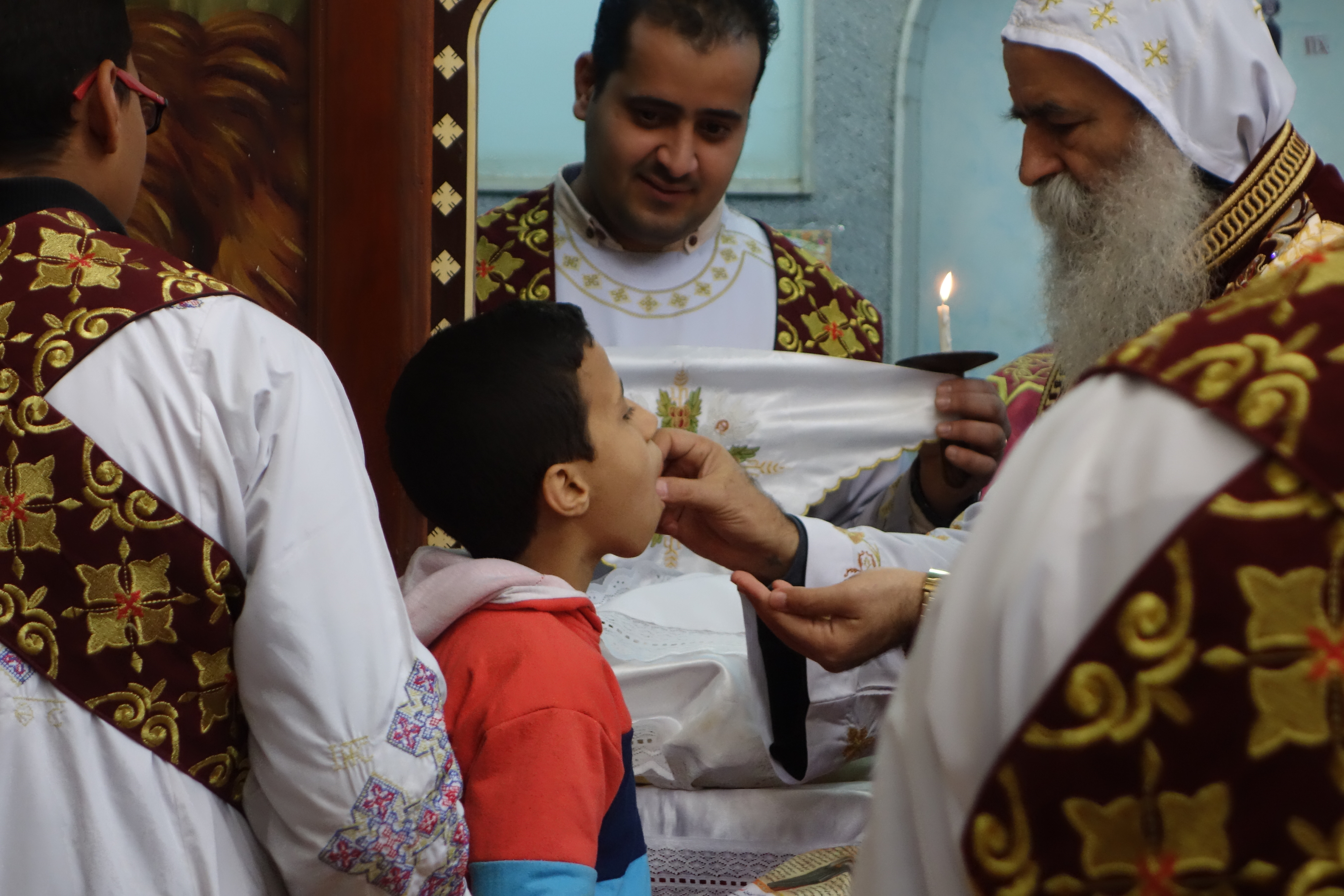 Fra nattverdsfeiring i den koptiske-ortodokse kirke i Nagada, Egypt