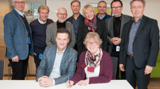 Dialogsenteret blir stiftet ved at partene underskriver stiftelsesdokumentet. Bak fv: Rådgiver Knut Edvard Larsen, biskop Per Arne Dahl, Sokneprest Ivar Flaten, Fellesrådsleder Ivar Nygård, menighetsrådsleder i Fjell Eilin Ekeland, Kirkefagsjef Michael Onsrund, direktør i Tunsberg bispedømme Rolf Simeon Andersen og prost i Drammen Kjell Ivar Berger. Forran fv: Direktør i Areopagos Raag Rolfsen og bispedømmerådsleder Lill Tone Grahl-Jacobsen. Bilde: H.G-L