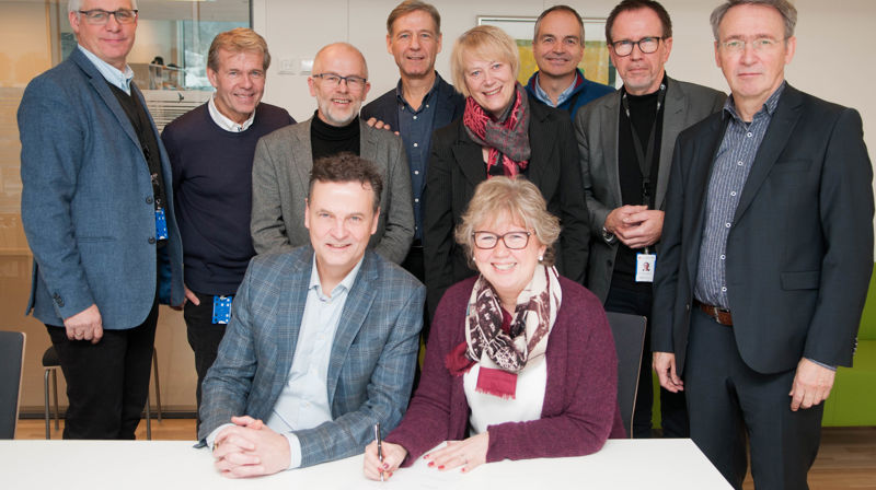 Dialogsenteret blir stiftet ved at partene underskriver stiftelsesdokumentet. Bak fv: Rådgiver Knut Edvard Larsen, biskop Per Arne Dahl, Sokneprest Ivar Flaten, Fellesrådsleder Ivar Nygård, menighetsrådsleder i Fjell Eilin Ekeland, Kirkefagsjef Michael Onsrund, direktør i Tunsberg bispedømme Rolf Simeon Andersen og prost i Drammen Kjell Ivar Berger. Forran fv: Direktør i Areopagos Raag Rolfsen og bispedømmerådsleder Lill Tone Grahl-Jacobsen.  Bilde: H.G-L