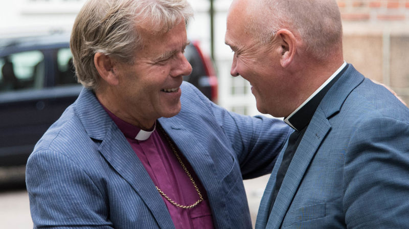 Den forrige tar imot den nye. Biskop Per Arne Dahl og Jan Otto Myrseth.