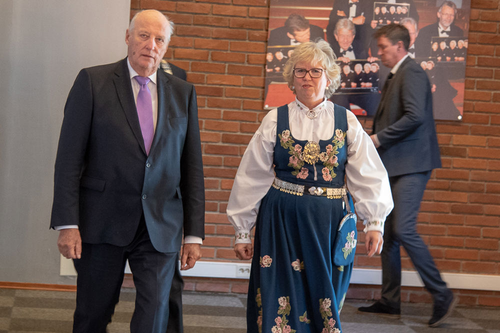 Han Majestet Kong Harald ankommer sammen med bispedømmerådsleder i Tunsberg, Lill Tone Grahl-Jacobsen