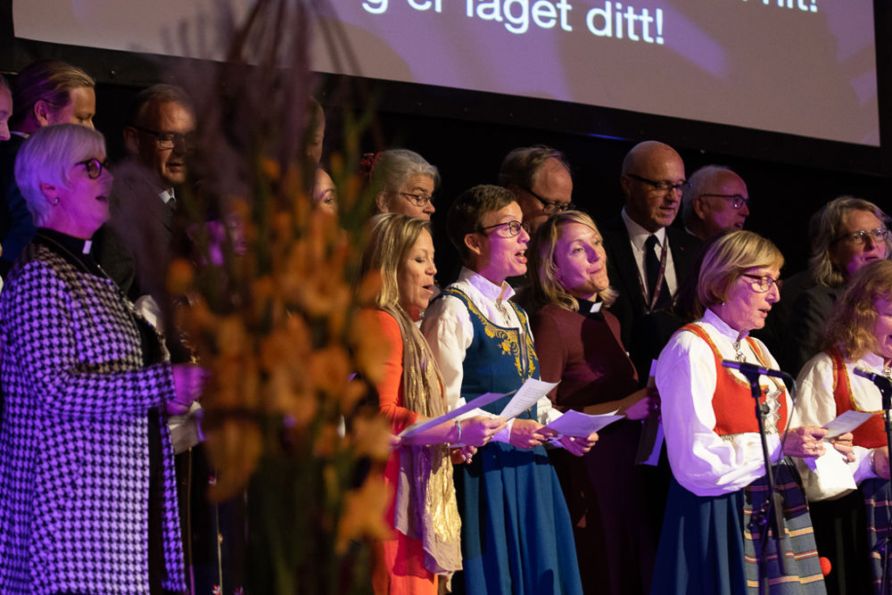 Bispedømmerådet, prostene og ansatte på bispedømmekontoret fremførte en livlig versjon av Bjørn Eidsvåg "Shalala."