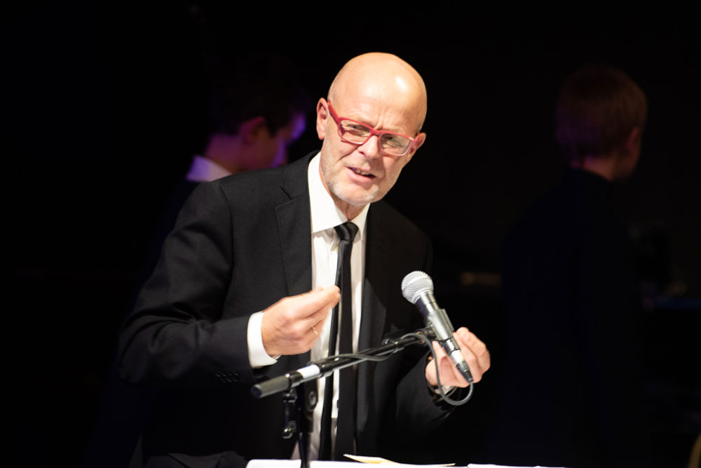 Kulturrådgiver Tore Dvergastein introduserer Stein Torstein Bjella.