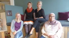 Hilde Kirkebøen (til venstre) sammen med tre engasjerte medarbeidere på kafé TID.