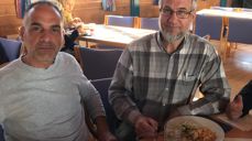 Fra en samling i mai hvor en syrisk familie hadde laget middagen som ble servert. Her sitter faren i familien sammen med diakon Tjøstolf Vittersø. Foto: AOT