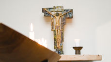 En av bidragsyterne, Tollef Thorsnes, står blant annet bak utsmykningen av det nyåpnede kapellet i Nanset kirke. Foto: HGL