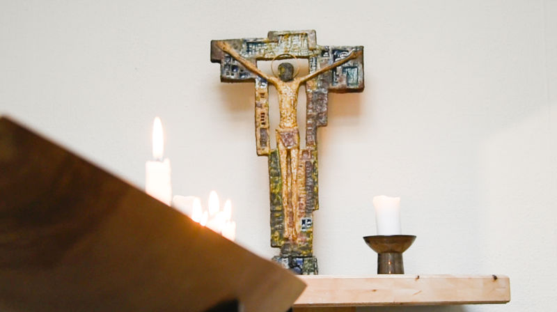 En av bidragsyterne, Tollef Thorsnes, står blant annet bak utsmykningen av det nyåpnede kapellet i Nanset kirke. Foto: HGL