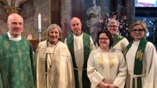 Noen av de som var involvert i avslutningsgudstjenesten. Fra venstre: Reidar Aasbø (sokneprest, Kongsberg), Herborg Finnset (biskop, Nidaros), Roar Tønnessen (prost, Kongsberg), Kristin Flatland Solbu (kantor, Kongsberg), Inger Johanne Frogh (kapellan, Kongsberg) og Nina Kirkerød (sogneprest, Sandsvær). FOTO: Lill Tone Grahl-Jacobsen.