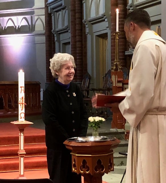 Mary Haugejorden på 78 fant endelig anledningen til å bli døpt. Prest Per Erik Karlsson Brodal utførte dåpshandlingen.  