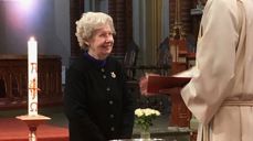 Mary Haugejorden på 78 fant endelig anledningen til å bli døpt. Prest Per Erik Karlsson Brodal utførte dåpshandlingen.