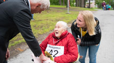 Ingeborg har gjennomført løpet med solid hjelp fra ledsager Elise. Her får hun medalje og en hilsen fra ordfører Ståle Versland. Se flere bilder av Elise og Ingrid i bildeserien under artikkelen.