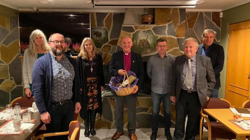 - I dag har eg hatt fine møter med menighetsrådsleiarar og menighetsråd i Veme og Lunder, skriver biskopen på sin Facebookside. På bildet finner du også kirkeverge Kjetil Gjerde og prost Kristin Saxegaard.